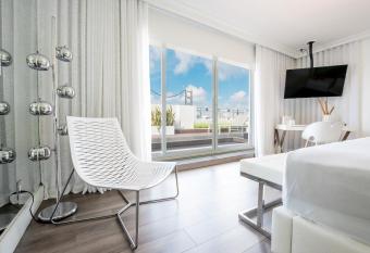 President Hotel has Balcony rooms