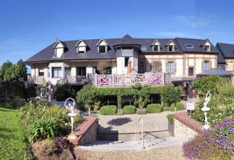 Domaine du Clos Fleuri - Spa has rooms with a private hot tub