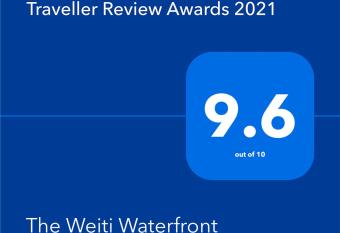 The Weiti Waterfront has rooms with a private hot tub