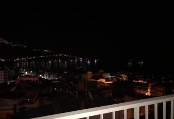 Taormina Wonderful Solarium has rooms with a private hot tub