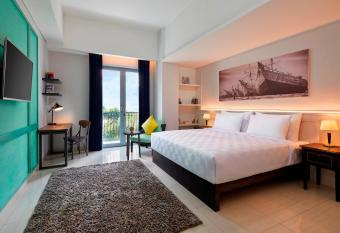 Jambuluwuk Thamrin Hotel has rooms with a private hot tub