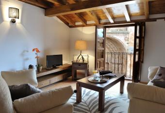 El Balcon De La Catedral allows 18 year olds to book a room