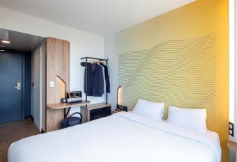 B&B HOTEL Massy Gare TGV allows 18 year olds to book a room