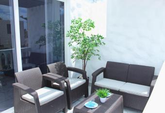 Aircon Las Americas 2min off a Beach 1 bedrm WIFI allows 18 year olds to book a room