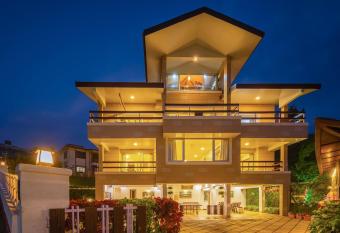 StayVista s Emilia Villa - Terrace with Deck, Outdoor Jacuzzi, Indoor Activities, Garden, and Gym has rooms with a private hot tub