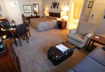 Baileys Harbor Yacht Club Resort has rooms with a private hot tub