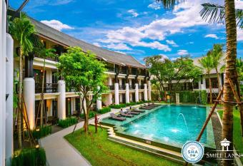 Smile Lanna Hotel has rooms with a private hot tub