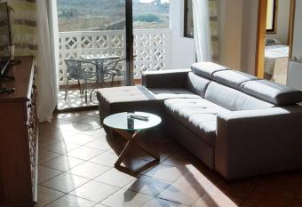 Apartamento amplio y tranquilo con vistas allows 18 year olds to book a room