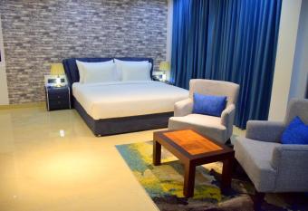 Ruvisha Beach Hotel has rooms with a private hot tub