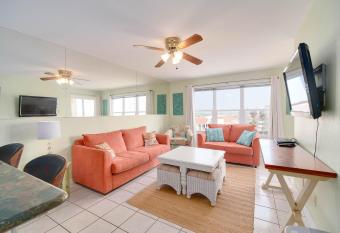 Relaxing Condo, Great Location, 3 Minute Walk To The Beach Condo has Balcony rooms