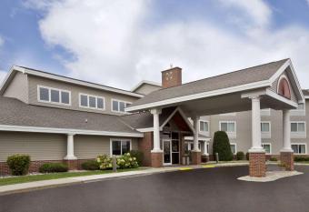 AmericInn by Wyndham Beaver Dam has Balcony rooms