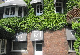 Hotel Les Eleveurs allows 18 year olds to book a room