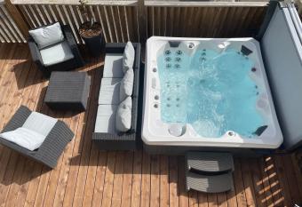 R  sidence Cosy has rooms with a private hot tub