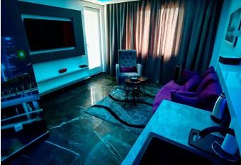 Apartman S&V 2 Istocno Sarajevo Lukavica sa Jacuzzi Lux Spa Hilandarska Centar has rooms with a private hot tub