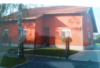 Ku  a za odmor Ru  a, Vinkovci allows 18 year olds to book a room