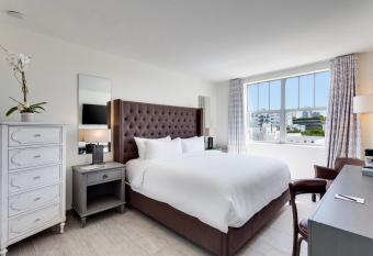 Clinton Hotel South Beach has Balcony rooms