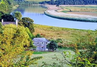 Driftwood Cottage has Balcony rooms