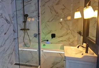 LES BC BG has rooms with a private hot tub