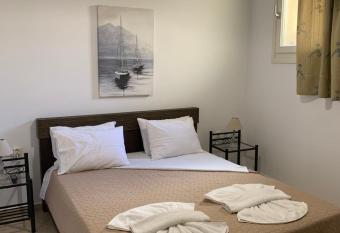 Little Yard Studios & Apartments #5 Budget Studio allows 18 year olds to book a room