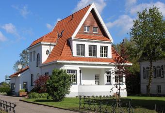 Villa 1909 allows 18 year olds to book a room