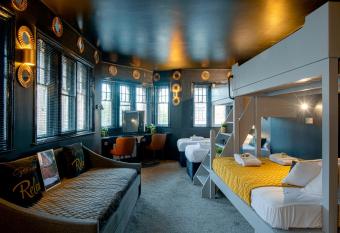 The Lombard House - Sleeps Up To 12 allows 18 year olds to book a room