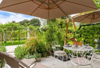 Rambaldi Apartments Edificio 4 con Terrazza allows 18 year olds to book a room