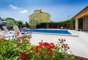 Villa Vista has Balcony rooms