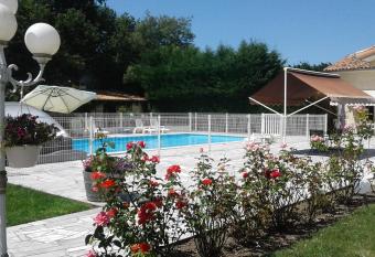 Le Cabassou has Balcony rooms