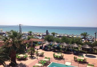 Hotel Nautilos allows 18 year olds to book a room