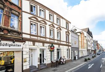 WohnZimmer-Essen allows 18 year olds to book a room