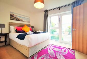 Lovely Holiday Home in Birmingham City Center 3 Bedrooms House By HF Group has Balcony rooms