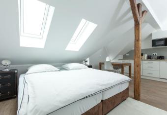 AMSTERDAM    CHILLINGHOUSE # 6, 3 Min. vom ICE, NETFLIX, Garten allows 18 year olds to book a room