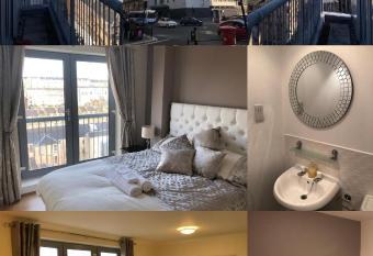 Penthouse 3 Bedroom Luxury Apartment - Glasgow City Centre has Balcony rooms