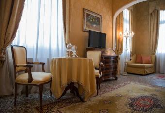 Hotel Villa Condulmer has rooms with a private hot tub