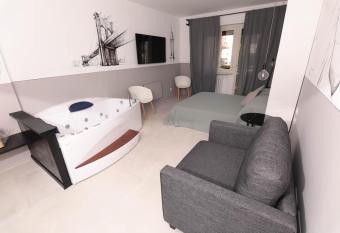 O.Effe. Suites / Vatican has rooms with a private hot tub