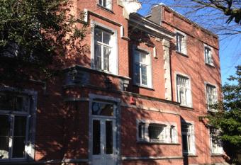 Garden & Breakfast allows 18 year olds to book a room