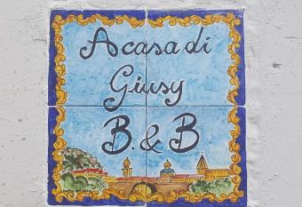 A casa di Giusy B&B has Balcony rooms