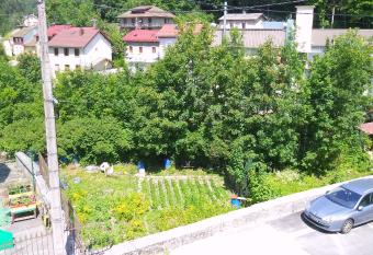 Agr  able appartement has rooms with a private hot tub