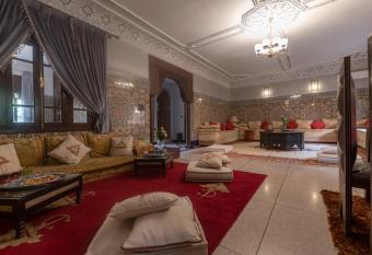 Villa Soraya Hammam & Jacuzzi has rooms with a private hot tub