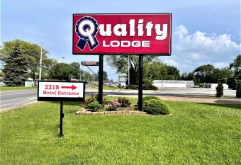 Quality Lodge Sandusky allows 18 year olds to book a room