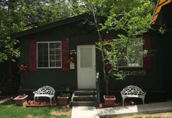 Apple Creek Cottages has Balcony rooms