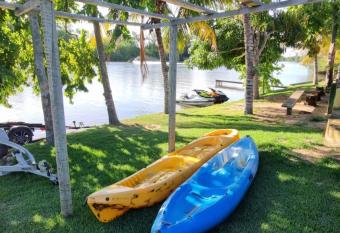 CASA AMARELA Beira Rio Guriri has Smoking/Balcony rooms