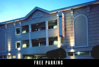 Nob Hill Motor Inn -Newly Updated Rooms! allows 18 year olds to book a room