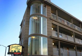 Francisco Bay Inn allows 18 year olds to book a room