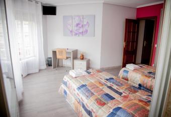 Pensi  n Parque del Ebro allows 18 year olds to book a room