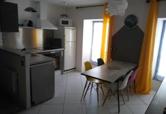 Agr  able duplex au centre ville de Brioude allows 18 year olds to book a room