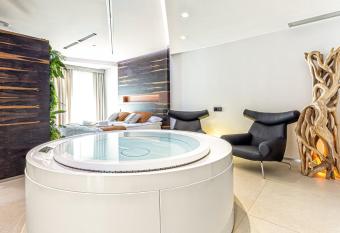 Costa Rica Bibione SPA allows 18 year olds to book a room