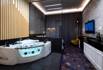 Starowi  lna Vip Apartamenty has rooms with a private hot tub