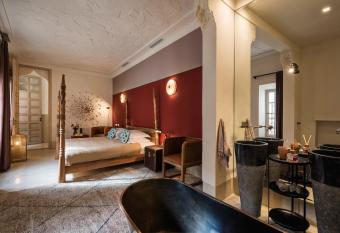 72 Riad Living has rooms with a private hot tub