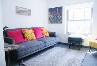 New street Luxury town house in the centre of Holt with free PARKING for one car has Balcony rooms